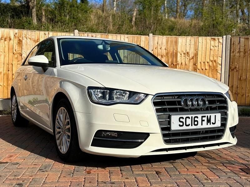 Used Audi A3 Comfort 110 HP (80 kW) 2016 White Hatchback