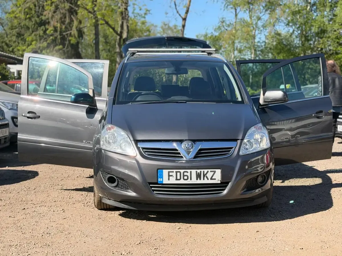 Second-hand Vauxhall Zafira Elite 110 CP (80 kW) 2012 Gri Monovolum