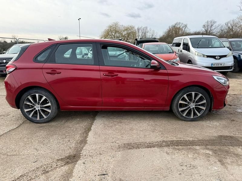 Used Hyundai i30 SE 120 HP (88 kW) 2017 Red Hatchback