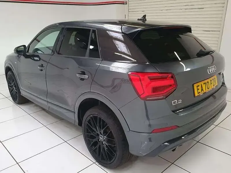 Begagnad Audi Q2 Black Edition 116 HK (85 kW) 2020 Grå SUV