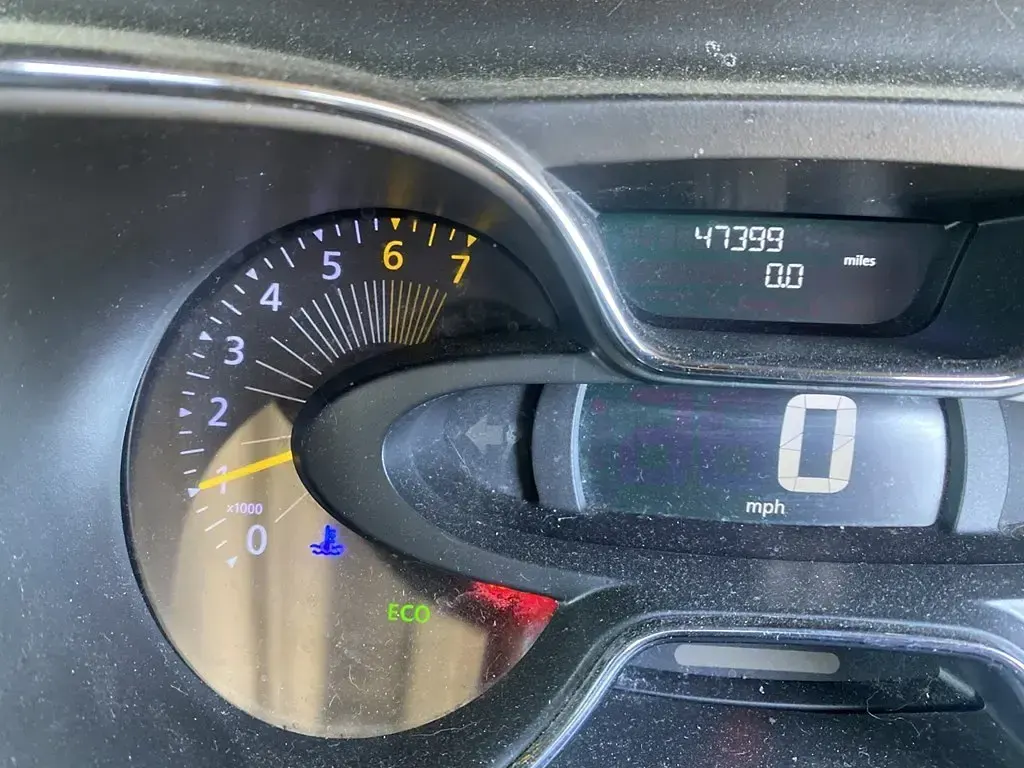 Usado Renault Captur Dynamique 90 HP (66 kW) 2015 Prateado SUV