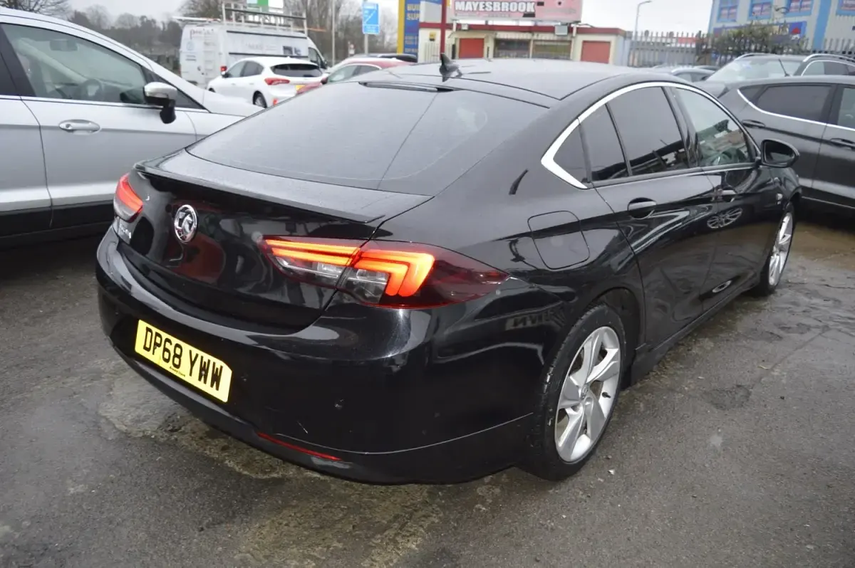 Begagnad Vauxhall Insignia SRi 165 HK (121 kW) 2019 Svart Halvkombi