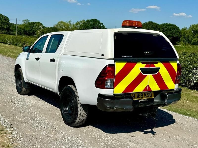 Used Toyota HiLux Active 150 HP (110 kW) 2019 White Pickup