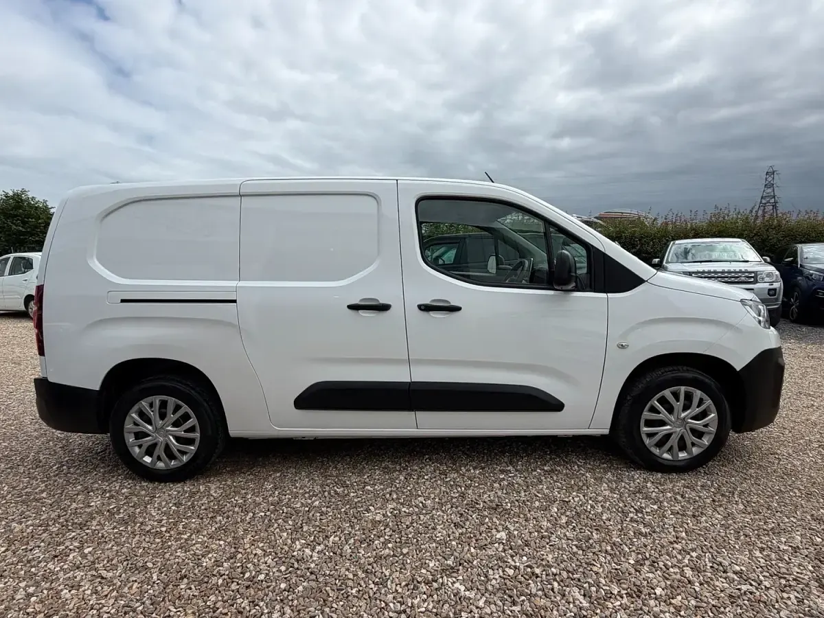 Used Citroën Berlingo 100 HP (73 kW) 2020 White MPV