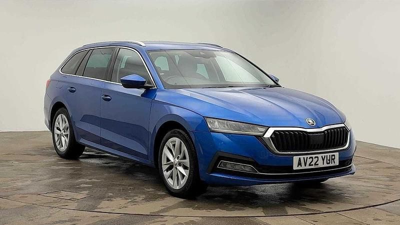 Race blue metallic Used 2022 Skoda Octavia SE L Estate | £17,093 (Fair price) - Image 1/4