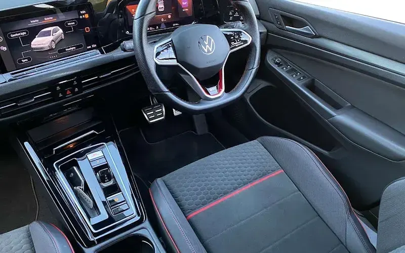 Usado VW Golf VIII GTI 300 CV (220 kW) 2023 Negro Utilitario