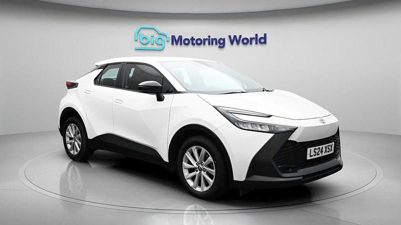 Used Toyota C-HR 140 HP (102 kW) 2024 White SUV