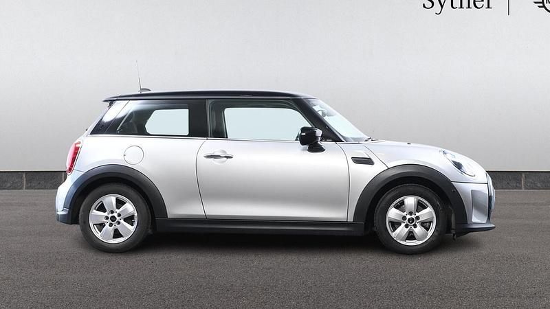 Usado Mini Cooper Classic 134 HP (98 kW) 2023 Prateado Citadino