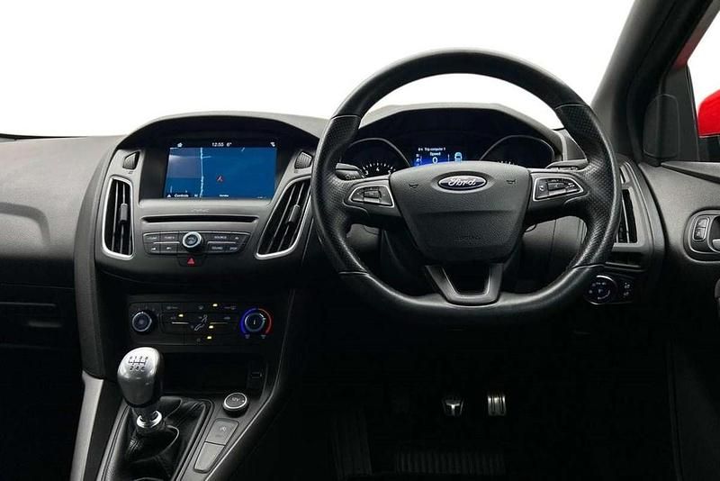 Used Ford Focus ST-Line 138 HP (101 kW) 2018 Red Hatchback