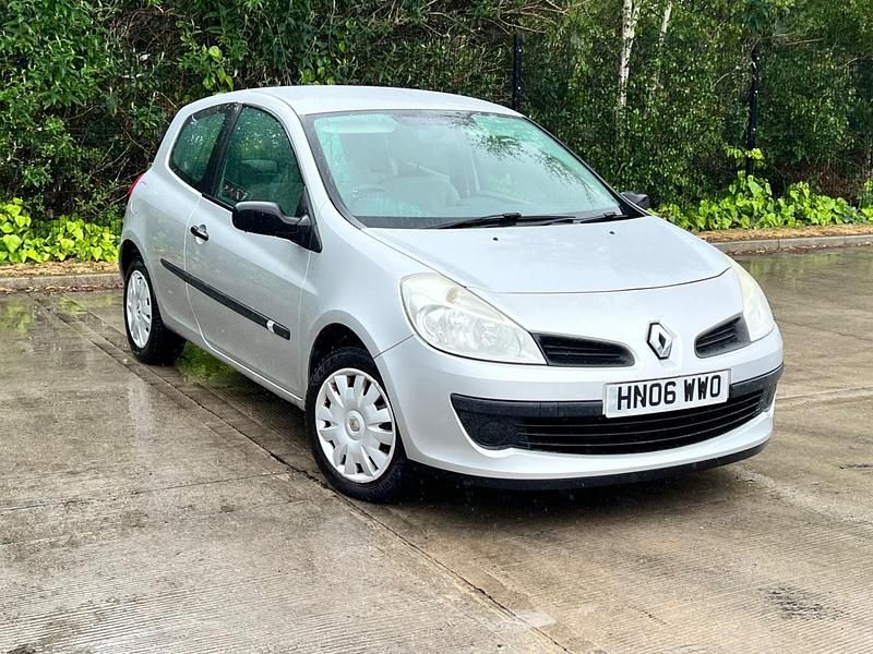 Silver Used 2006 Renault Clio II Expression Hatchback | £1,490 (Fair price) - Image 1/4