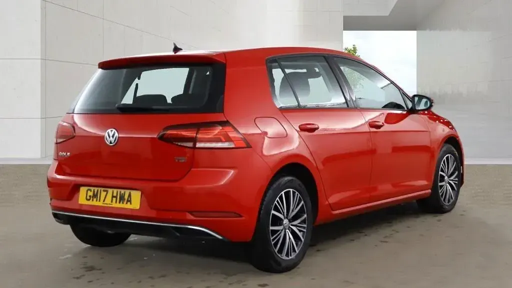 Used VW Golf VII SE 125 HP (91 kW) 2017 Red Hatchback