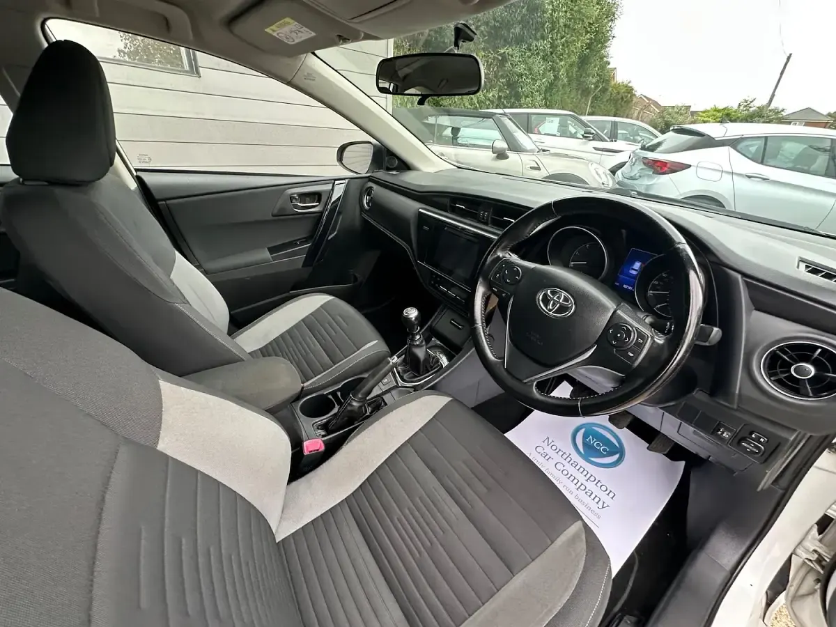 Used Toyota Auris 112 HP (82 kW) 2015 White Estate