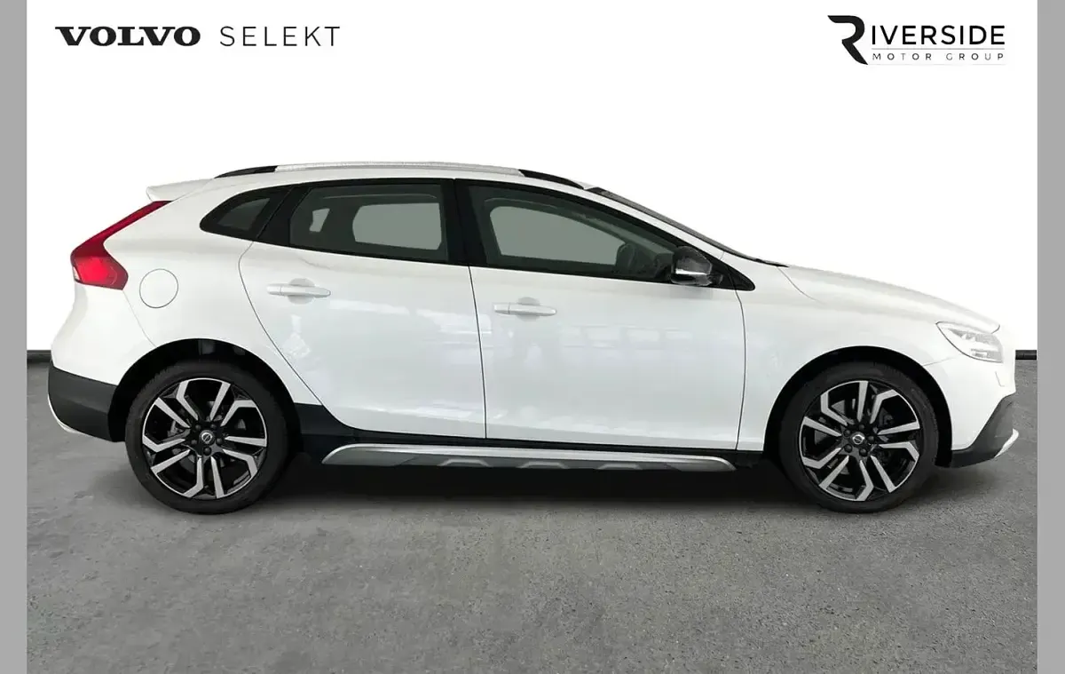 Used Volvo V40 Pro 120 HP (88 kW) 2018 Crystal white Hatchback