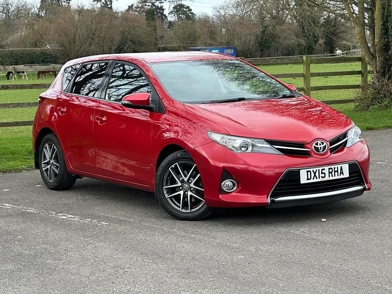 Used Toyota Auris Plus 2015 Red Hatchback