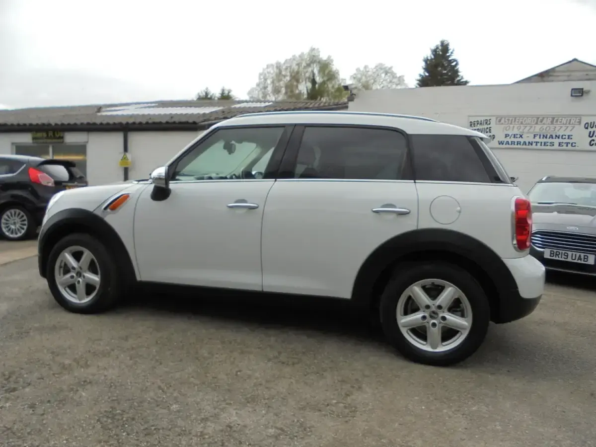 Begagnad Mini ONE 2012 Vit Halvkombi