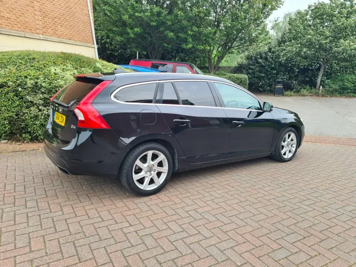 Usado Volvo V60 SE Lux 181 HP (133 kW) 2014 Preto Carrinha