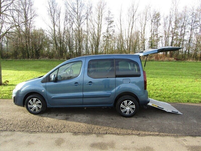 Blue Used 2018 Citroën Berlingo Feel MPV | £10,495 (Good price) - Image 1/3