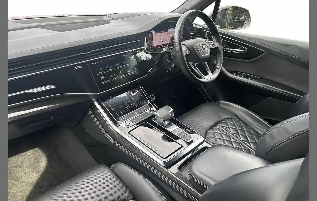 Used Audi Q7 Comfort 281 HP (206 kW) 2023 Red SUV