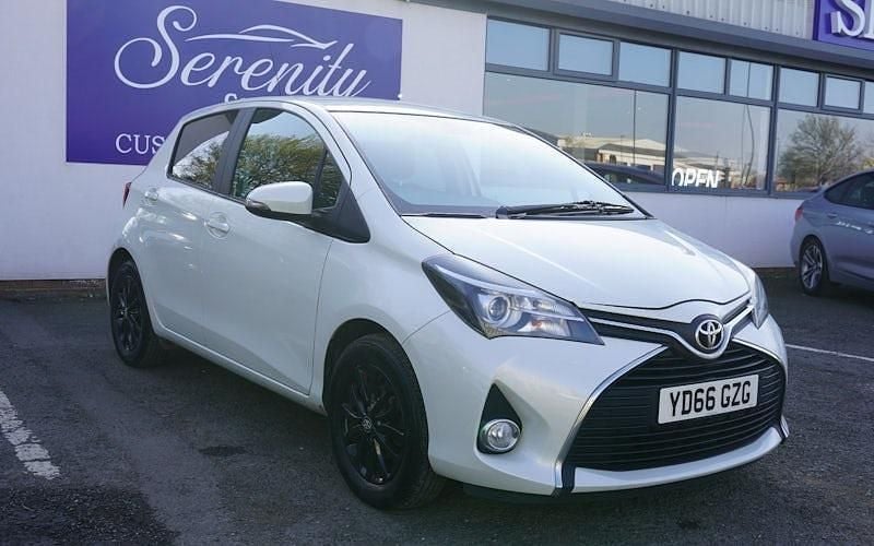 Used Toyota Yaris 99 HP (72 kW) 2016 White Hatchback