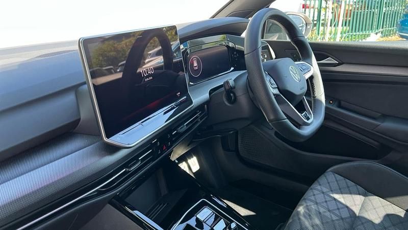 Second-hand VW Golf VIII R-line 150 CP (110 kW) 2025 Negru