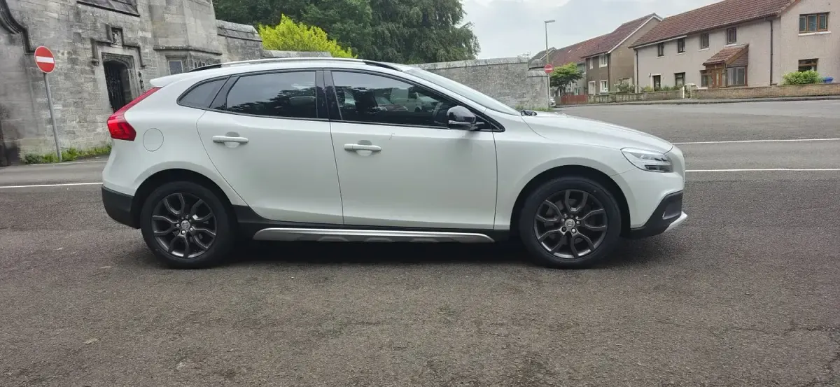 Used Volvo V40 Pro 2017 White Hatchback