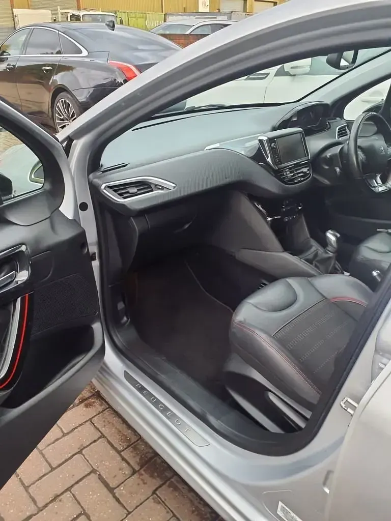Second-hand Peugeot 208 GT-line 100 CP (73 kW) 2018 Argintiu Hatchback