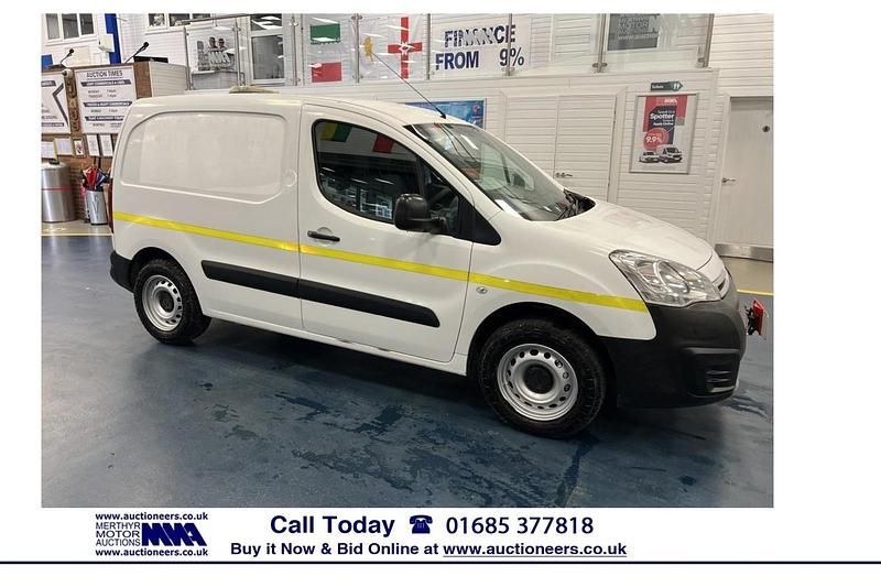 White Used 2016 Citroën Berlingo XTR MPV | £3,220 (Super price) - Image 1/4