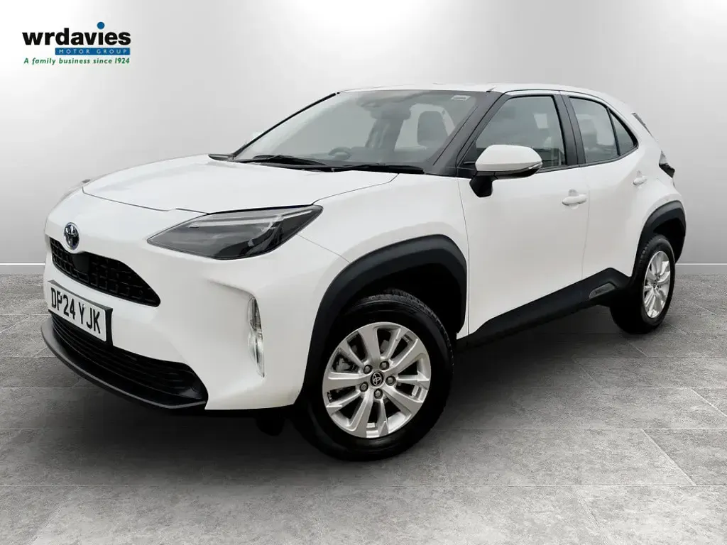 Used Toyota Yaris Hybrid 2024 Pure white Estate