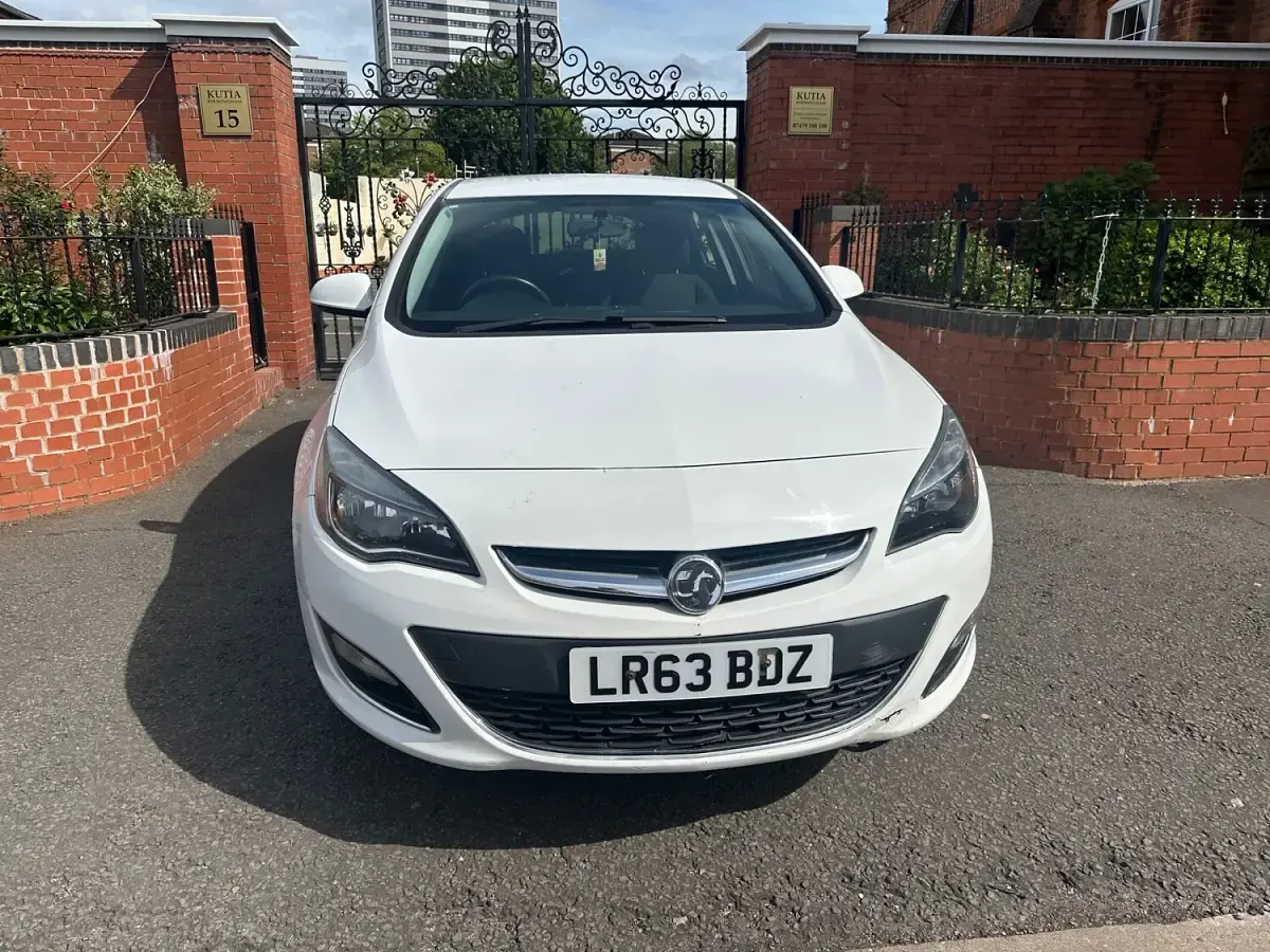 Used Vauxhall Astra SRi 115 HP (84 kW) 2013 White Hatchback