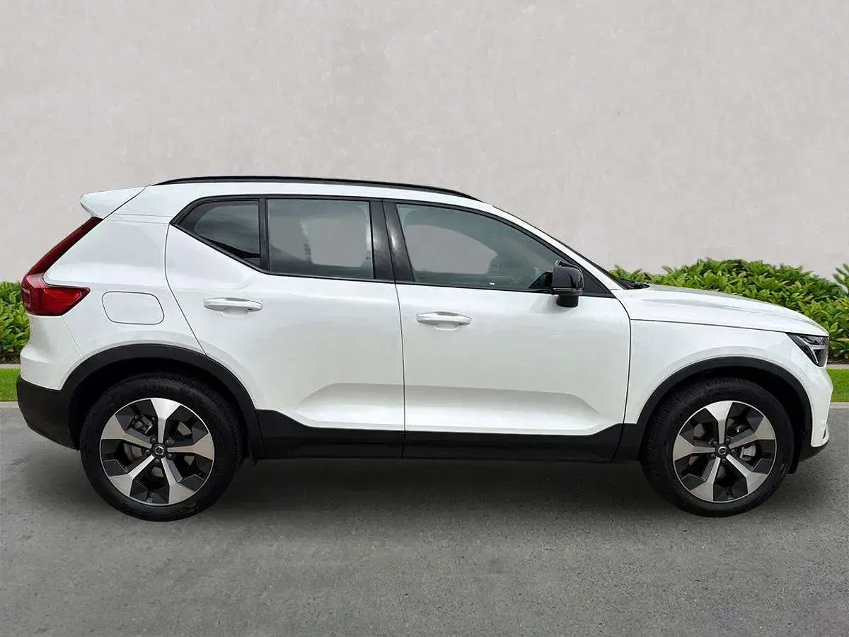 New Volvo XC40 Plus 2026 White SUV