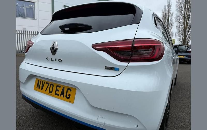 Used Renault Clio V 138 HP (101 kW) 2021 White Hatchback