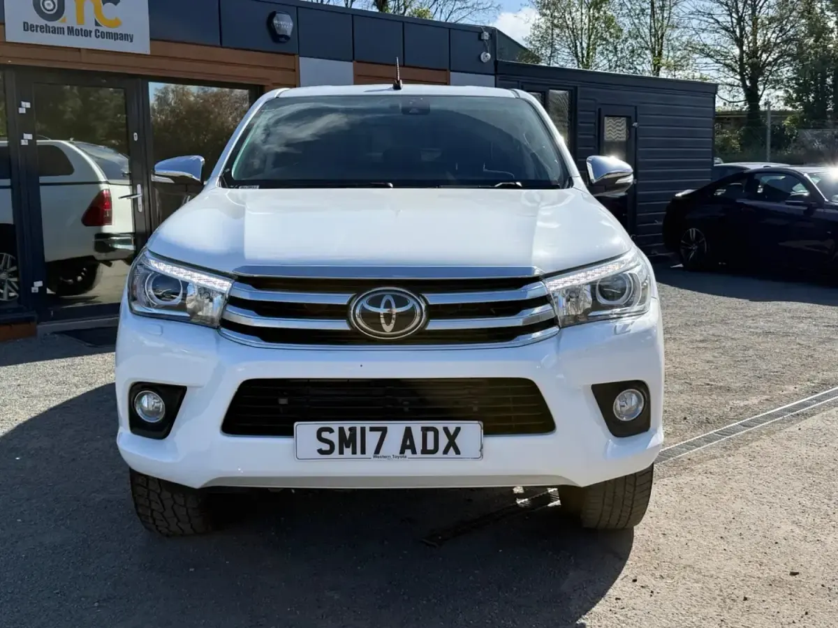 Second-hand Toyota HiLux 150 CP (110 kW) 2017 Alb Pickup