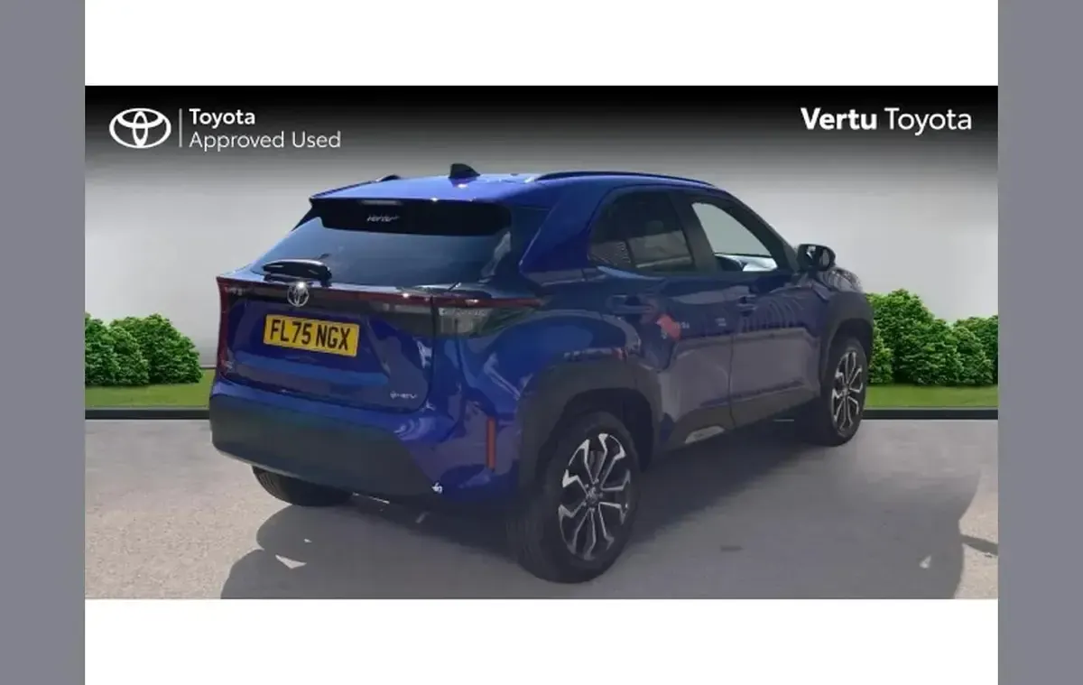 Used Toyota Yaris Cross Design 113 HP (83 kW) 2025 Blue SUV