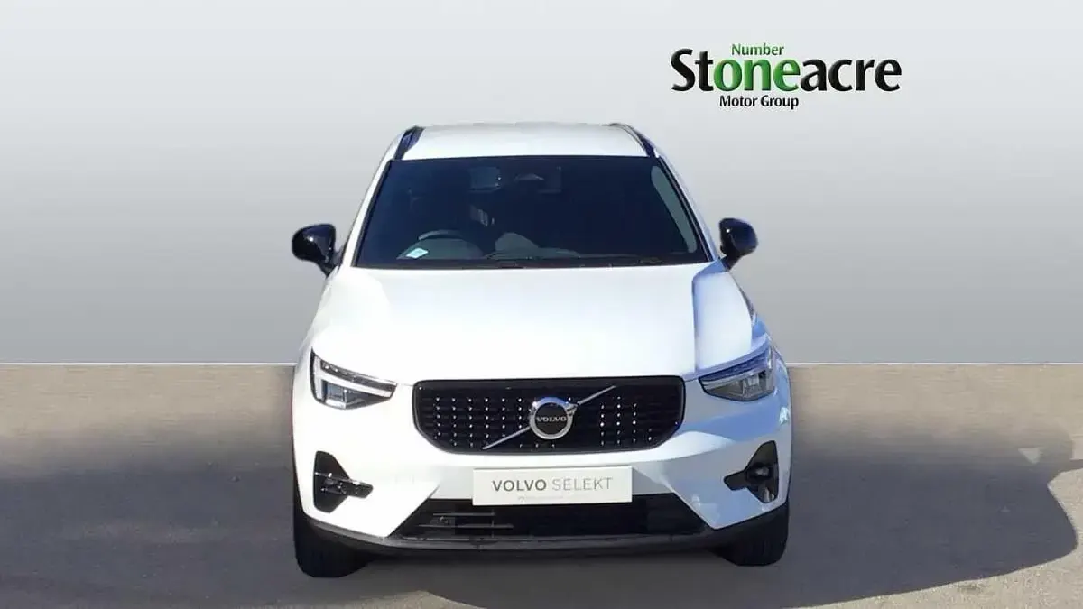 New Volvo XC40 Plus 2026 White SUV
