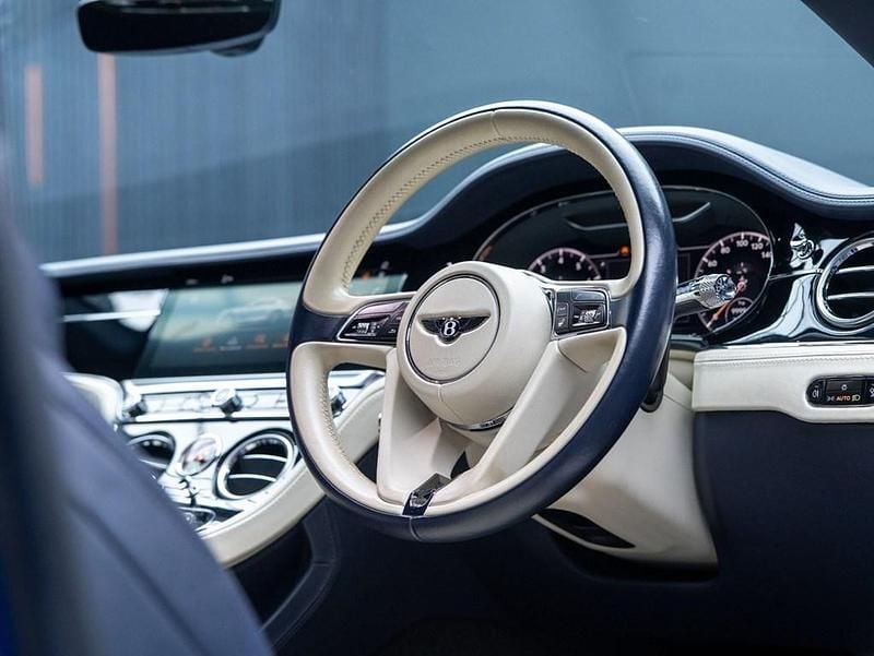 Begagnad Bentley Continental Mulliner 635 HK (467 kW) 2018 Blå Sportkupé