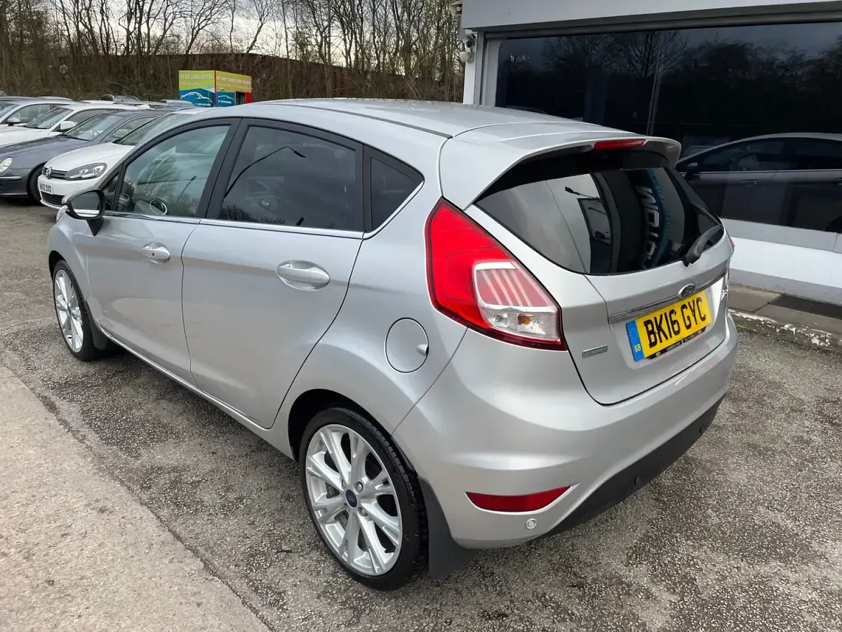 Used Ford Fiesta Titanium 125 HP (91 kW) 2016 Silver Hatchback