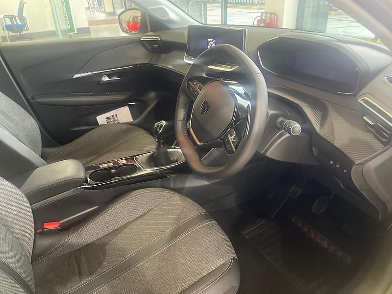 Used Peugeot 208 Allure 99 HP (72 kW) 2024 Yellow Hatchback