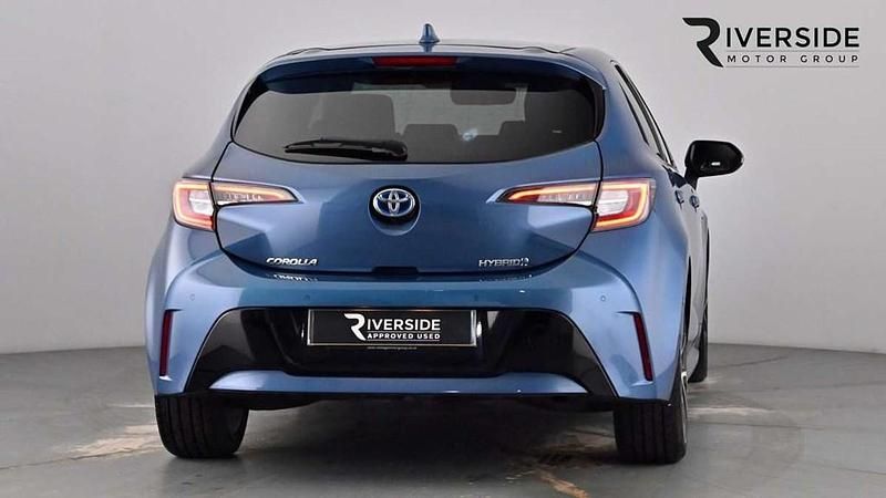 Used Toyota Corolla 122 HP (89 kW) 2020 Blue Hatchback