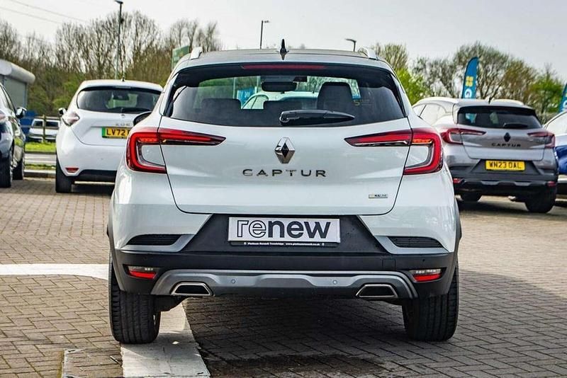 Used Renault Captur R.S. 140 HP (102 kW) 2022 Arctic white  SUV