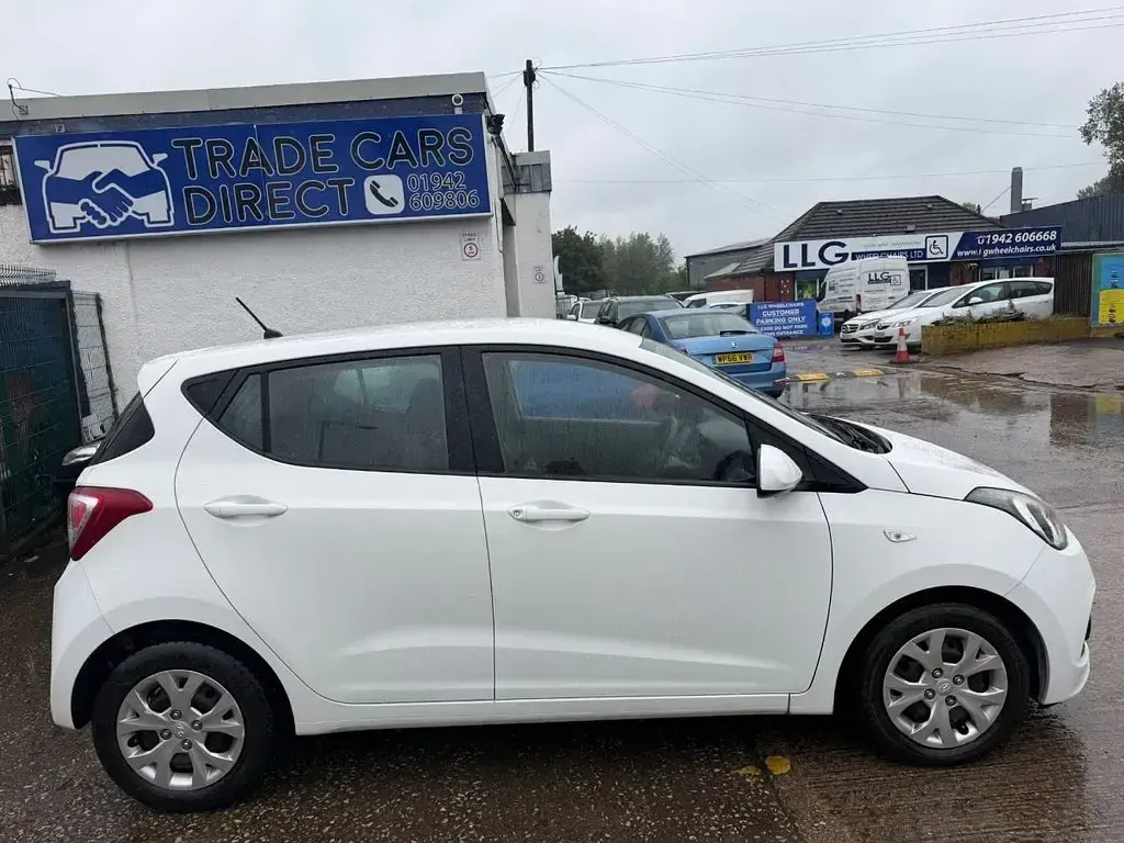 Used Hyundai i10 SE 66 HP (48 kW) 2014 White Hatchback