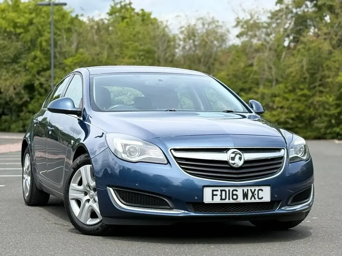 Used Vauxhall Insignia Design Edition 136 HP (100 kW) 2016 Blue Hatchback