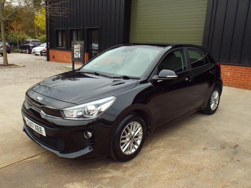 Usado Kia Rio 84 HP (61 kW) 2017 Preto Citadino