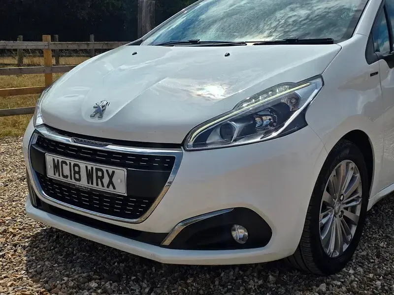 Used Peugeot 208 Signature Sky 2018 White Hatchback
