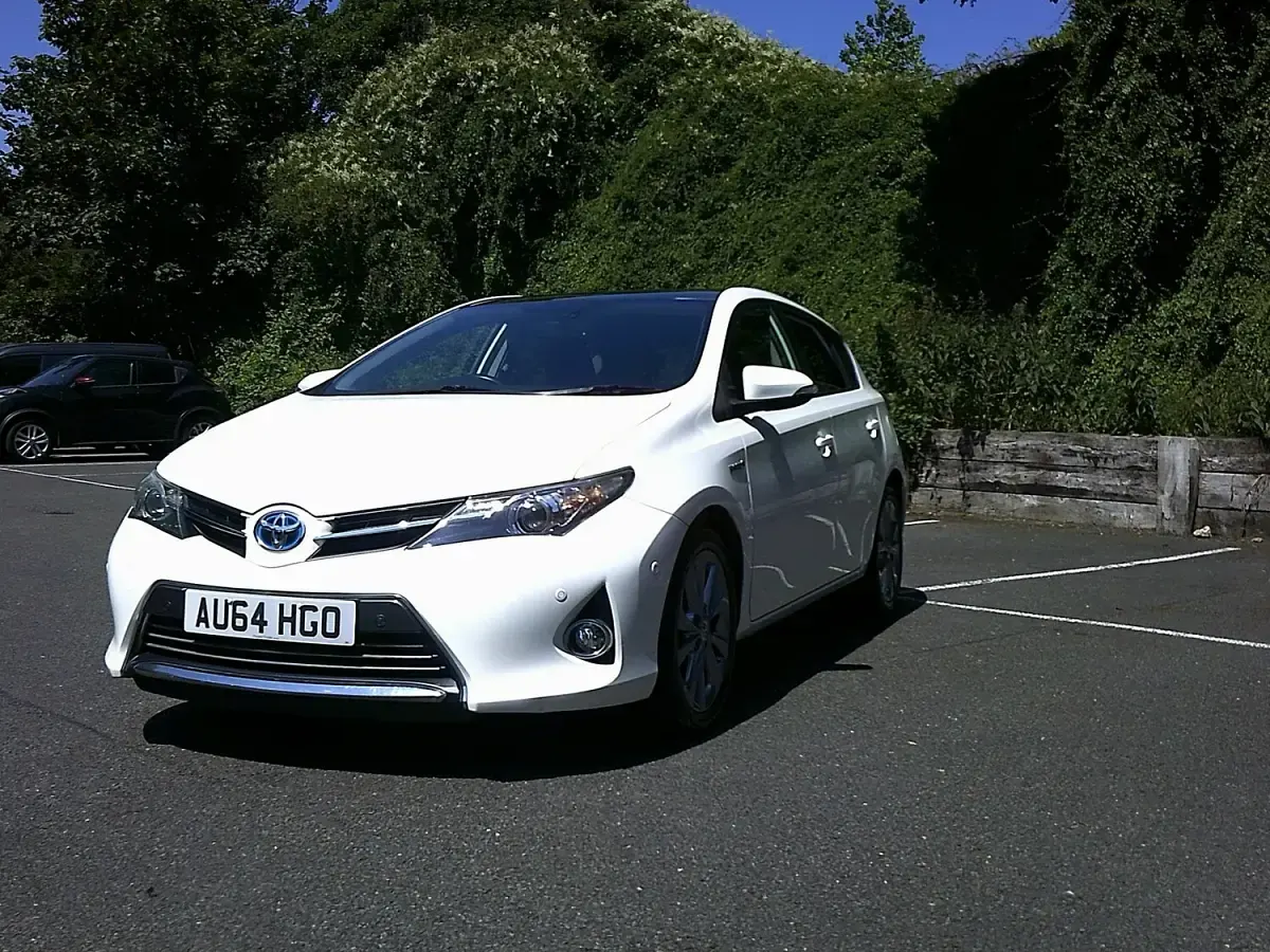 Used Toyota Auris Hybrid 136 HP (100 kW) 2014 White Hatchback