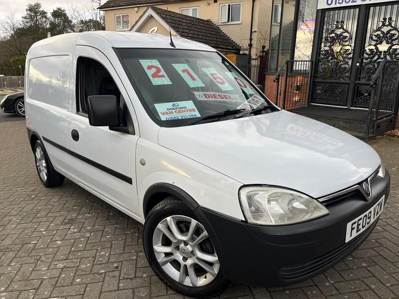 Used Vauxhall Combo 75 HP (55 kW) 2009 White MPV