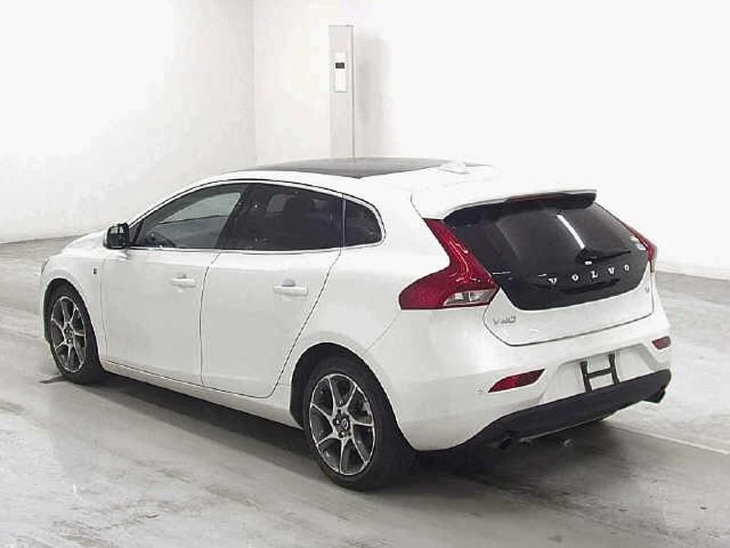 Used Volvo V40 2015 White Hatchback