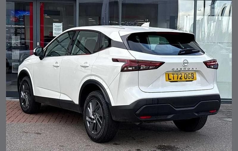 Used Nissan Qashqai Acenta Premium 155 HP (114 kW) 2022 White SUV