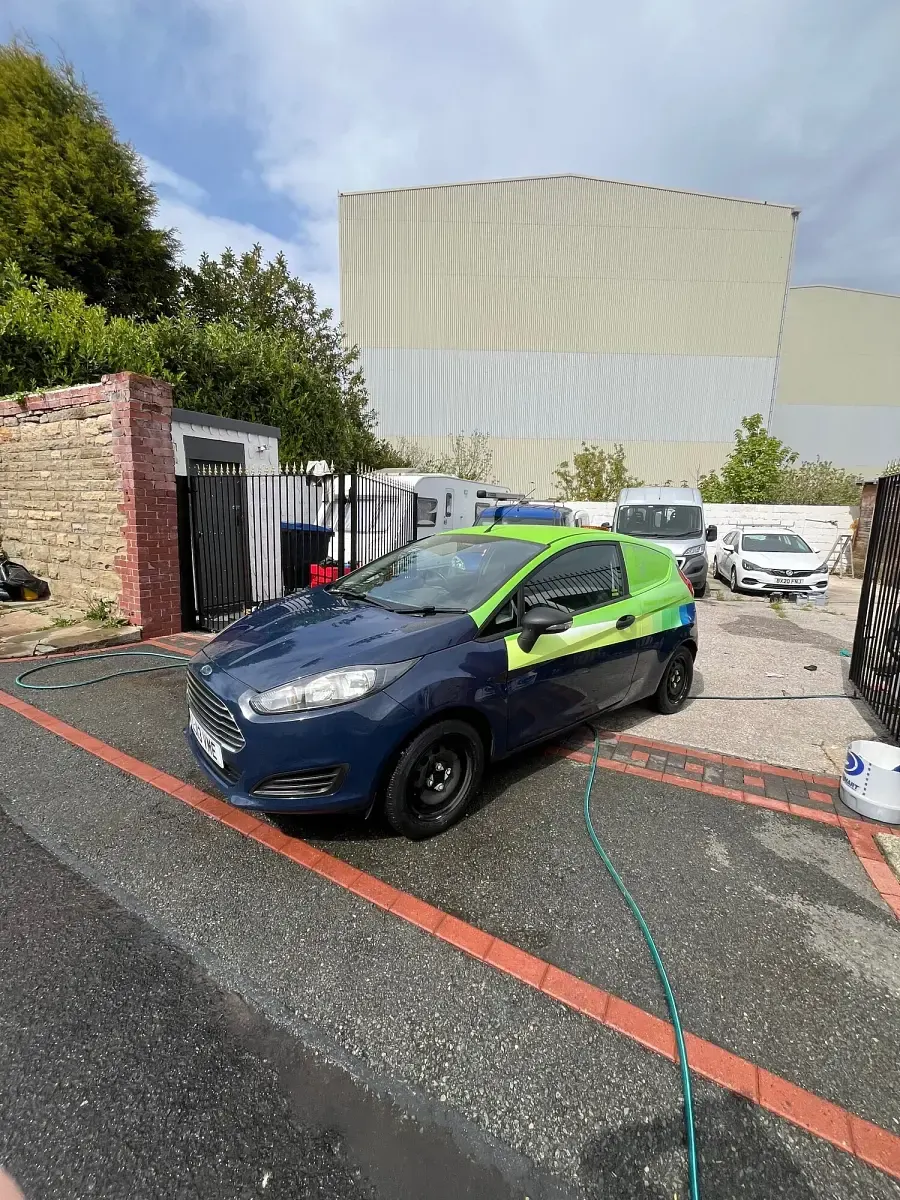 Käytetty Ford Fiesta 95 HP (69 kW) 2013 Sininen Van