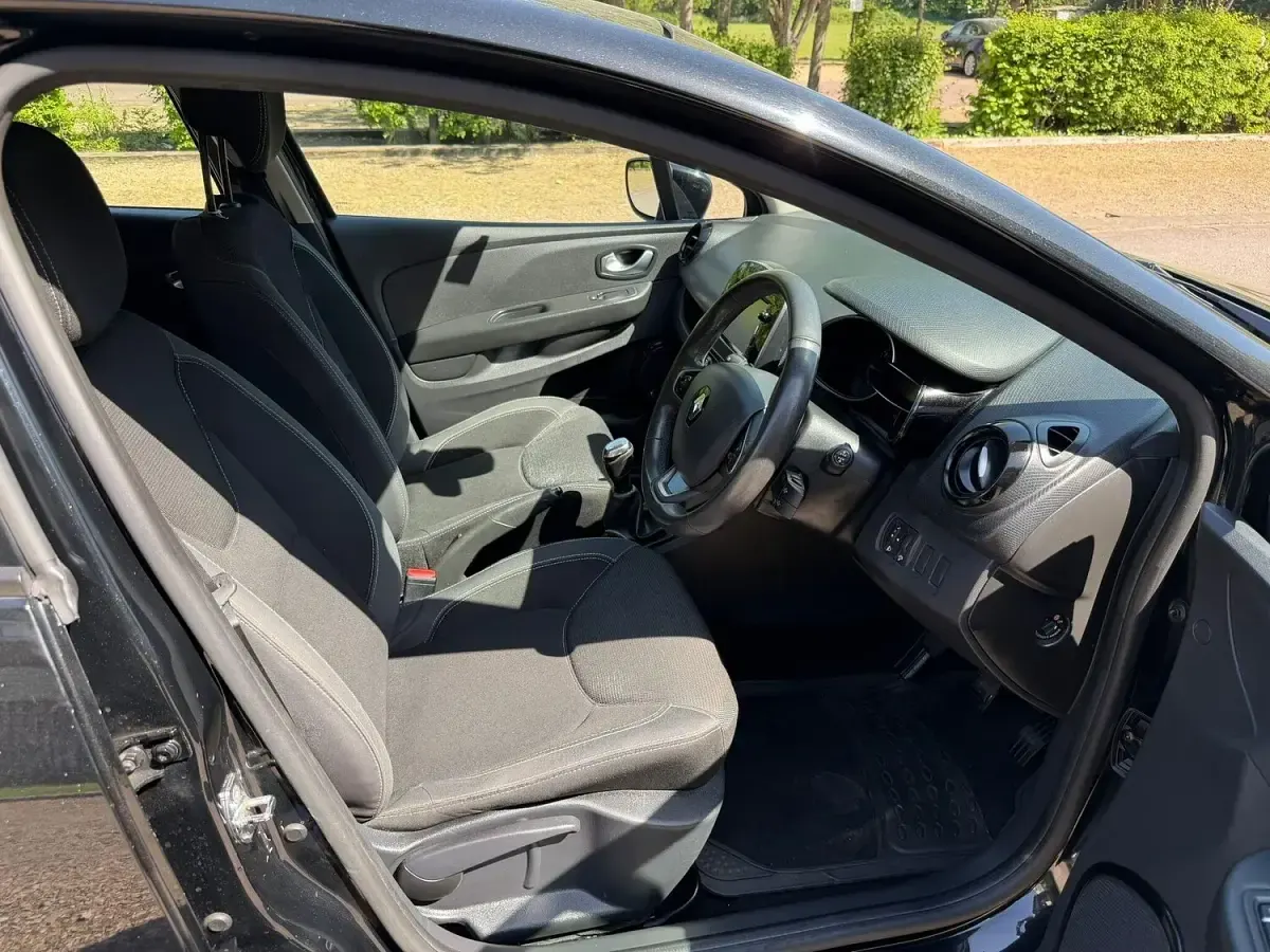 Used Renault Clio Dynamique 75 HP (55 kW) 2017 Black Hatchback