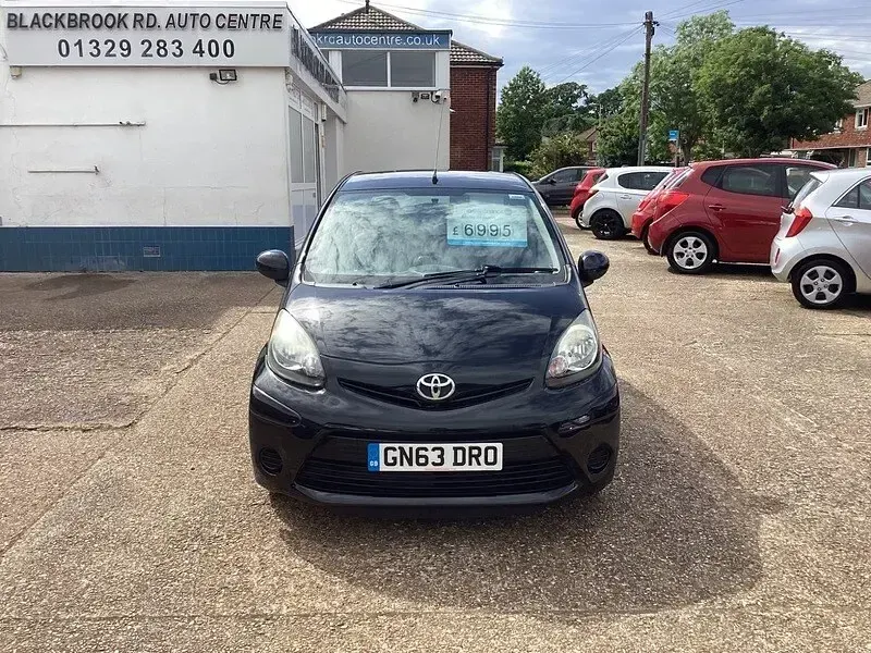 Używany Toyota Aygo 68 KM (50 kW) 2013 Czarny Hatchback